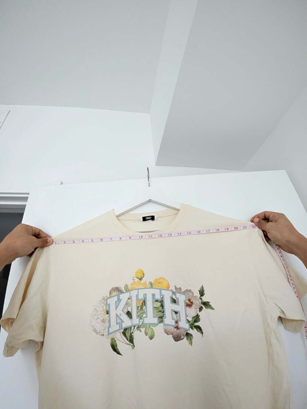 Kith Floral Logo Graphic T-Shirt Cream Size XL - Picture 4 of 6
